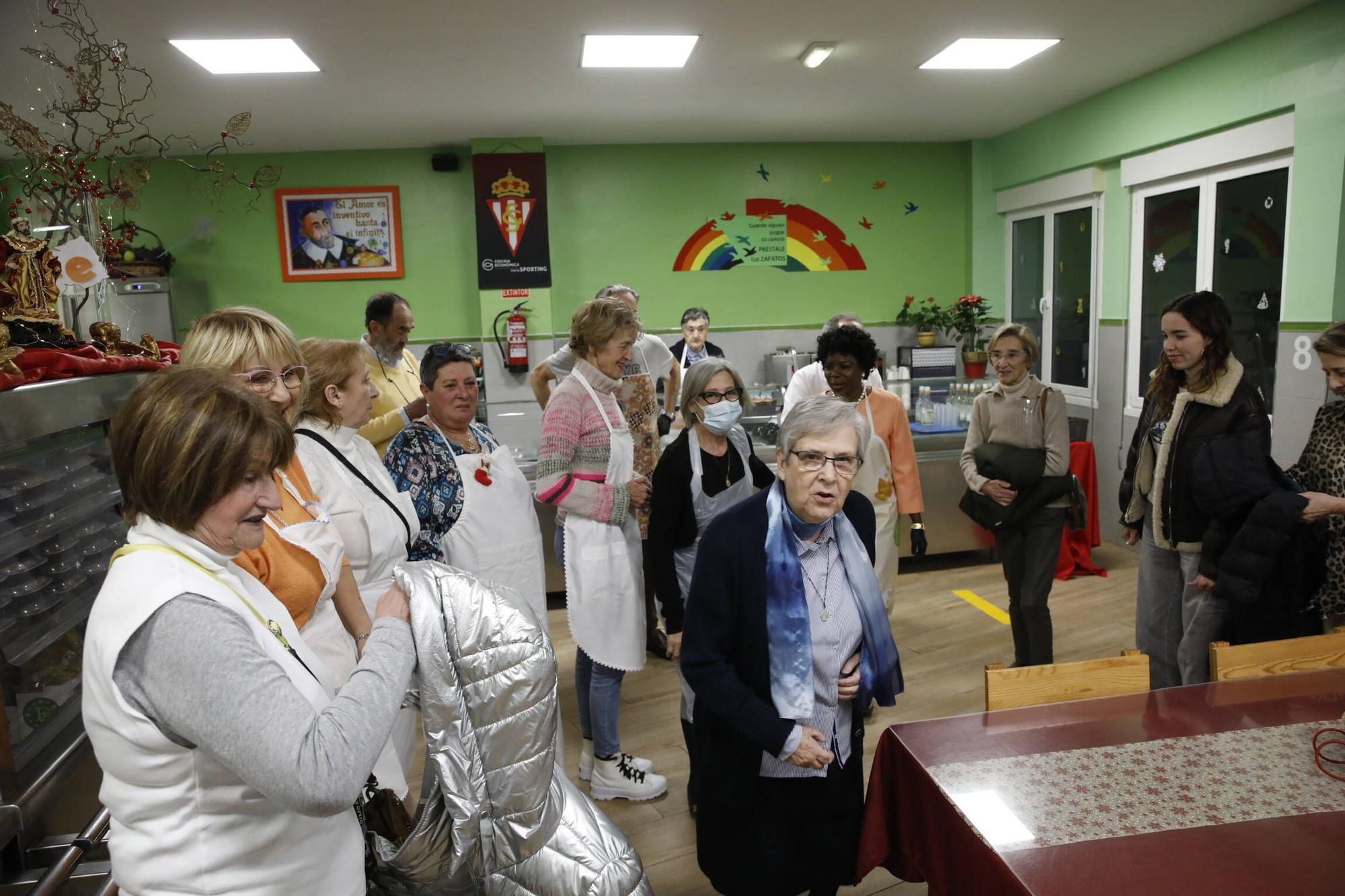 Así fue la cena especial de Nochevieja en la Cocina Económica de Gijón (en imágenes)