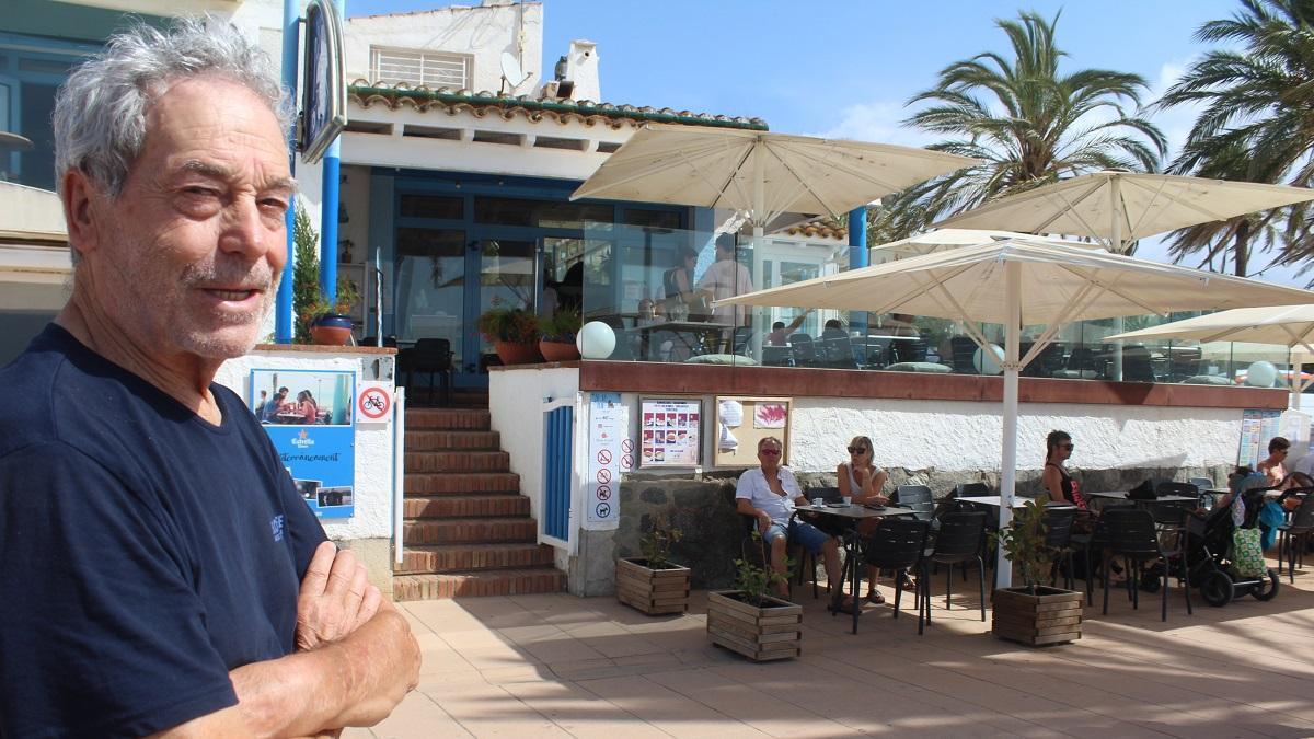 Mateu Casañas Castañer, aquest passat dijous, davant de la terrassa del Si Us Plau.
