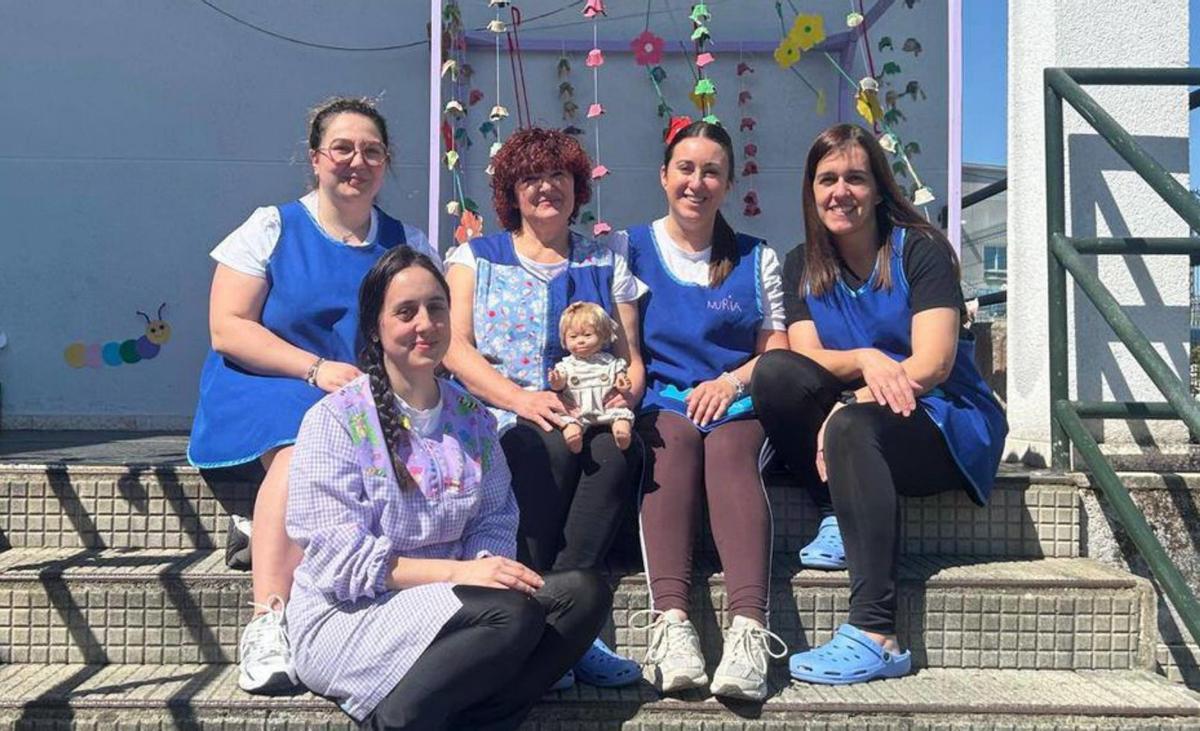 Profesoras de la Escuela 
Infantil Sorrisos de Ordes 
con la muñeca Erea. 
|  FdV