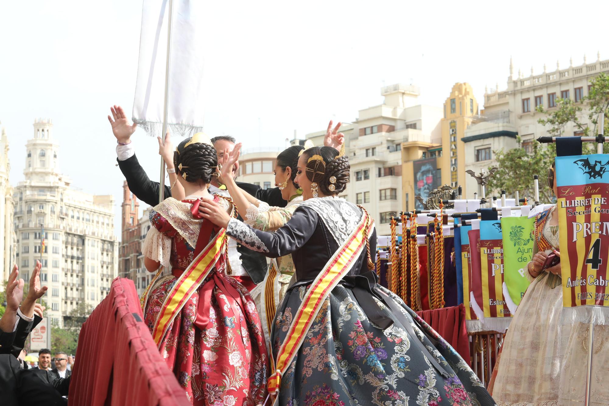 La comisión que siempre recoge el premio vestidos de "negro fallero"