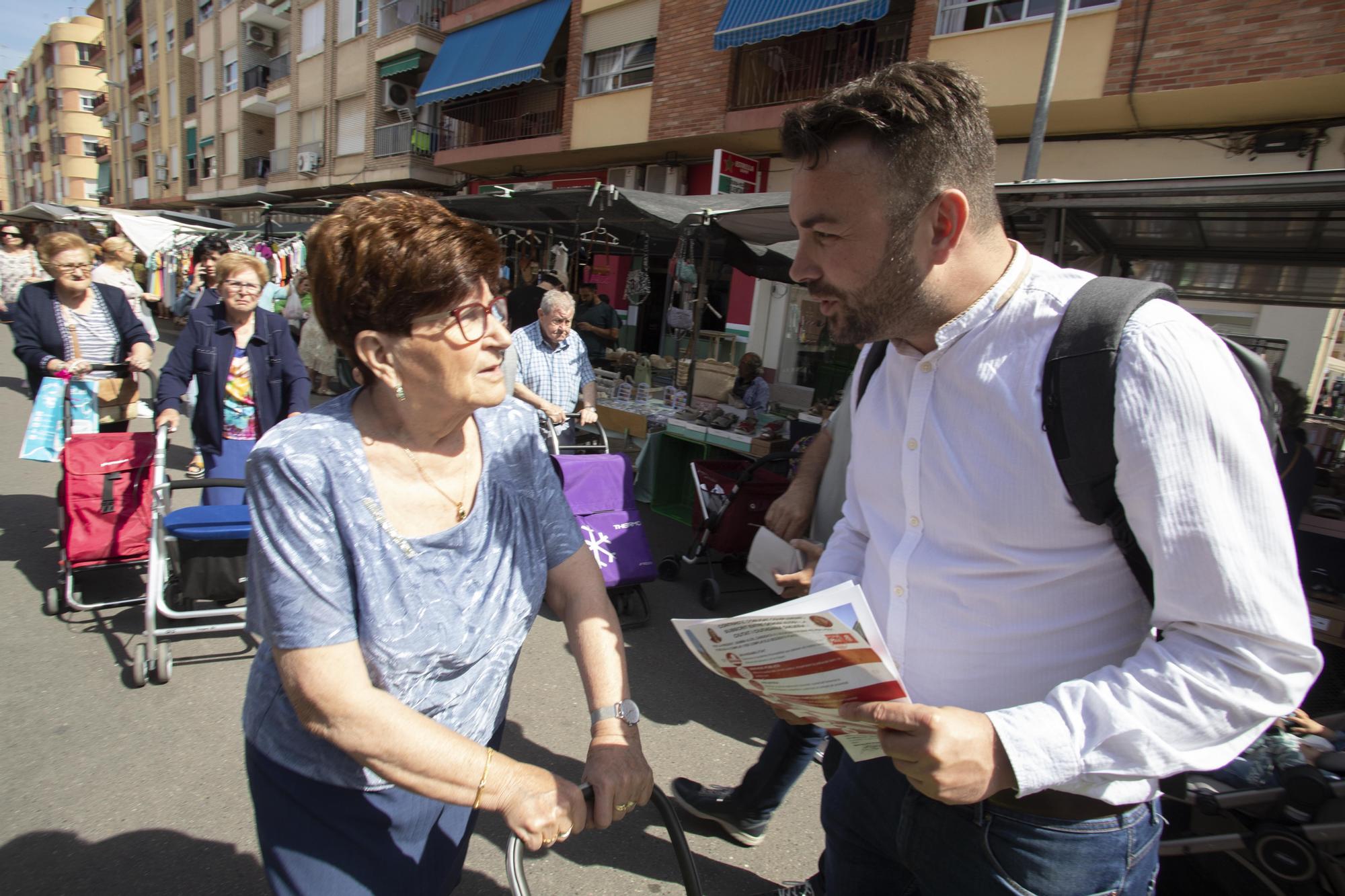 Los Partidos buscan el voto en el mercado de Alzira