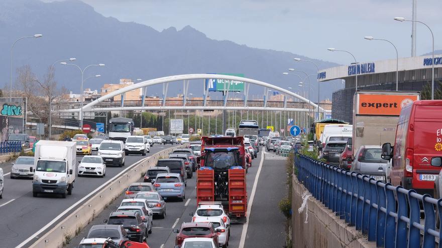 Gran atasco en la Vía de Cintura de Palma a consecuancia de la avería de un camión