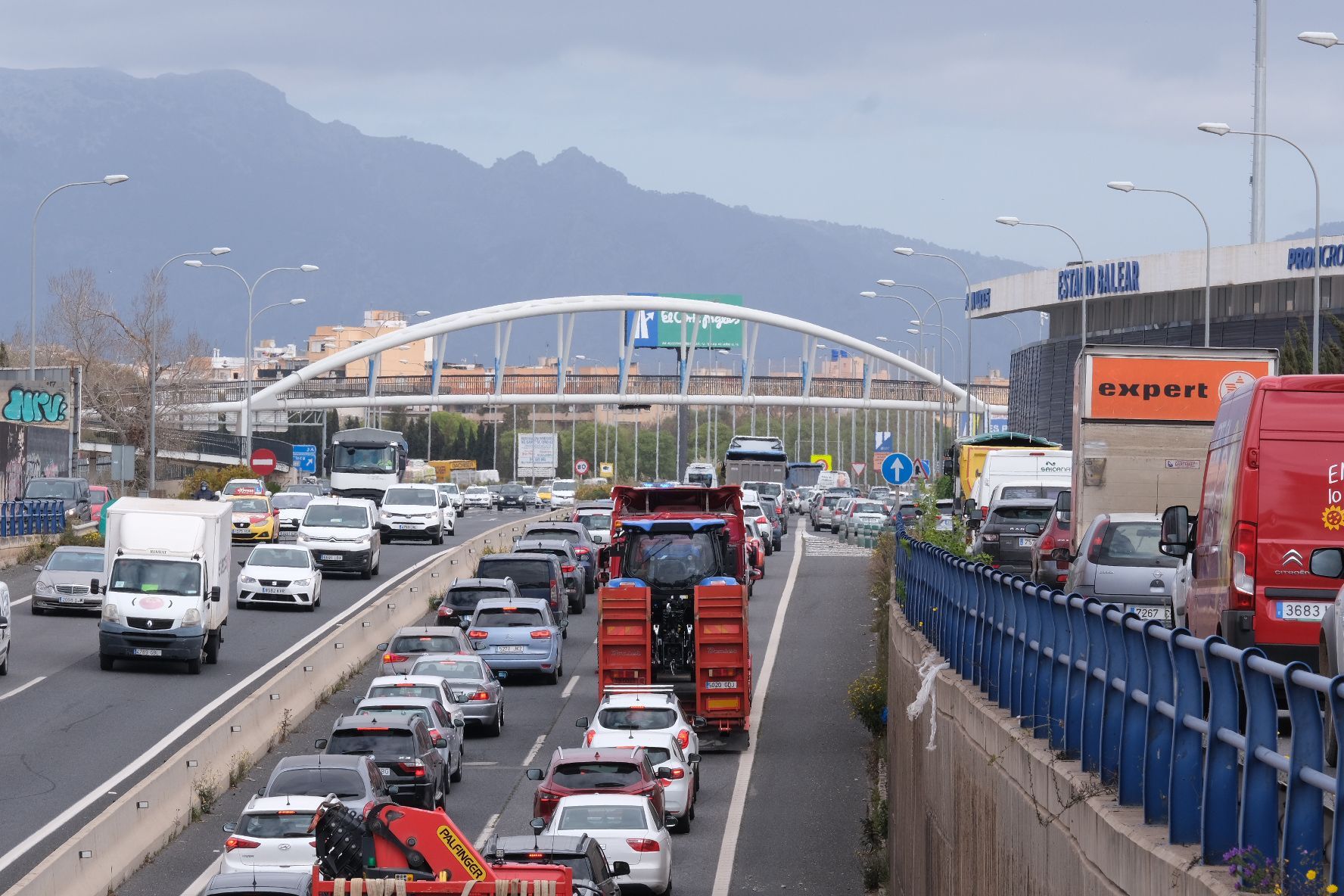 Gran atasco en la Vía de Cintura de Palma a consecuancia de un camión averiado