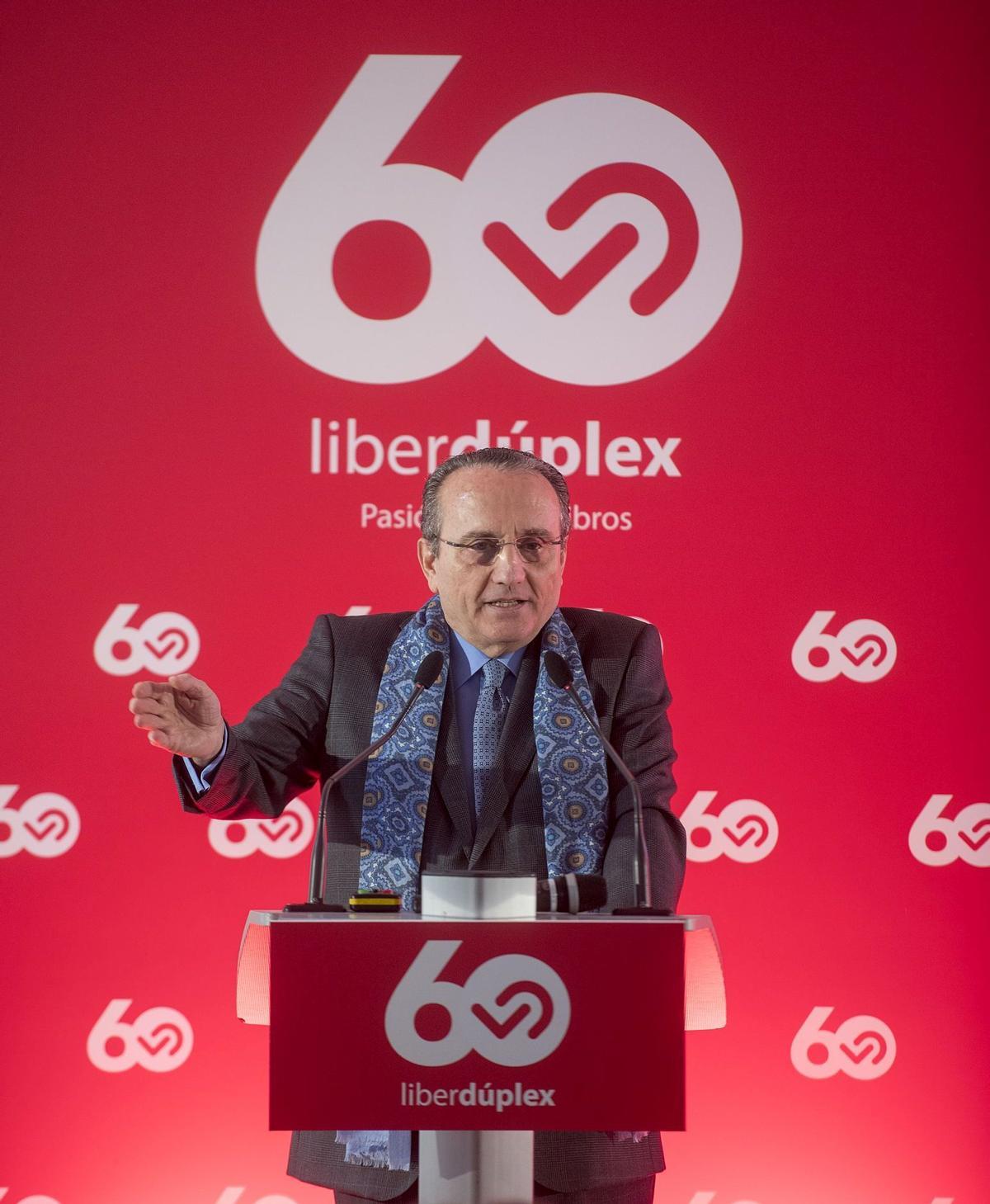 El presidente de Prensa Ibérica, Javier Moll, da la bienvenida a los asistentes en el acto de inauguración de la nueva planta de impresión de libros de Liberdúplex, cuando se cumple el 60 aniversario de su creación.