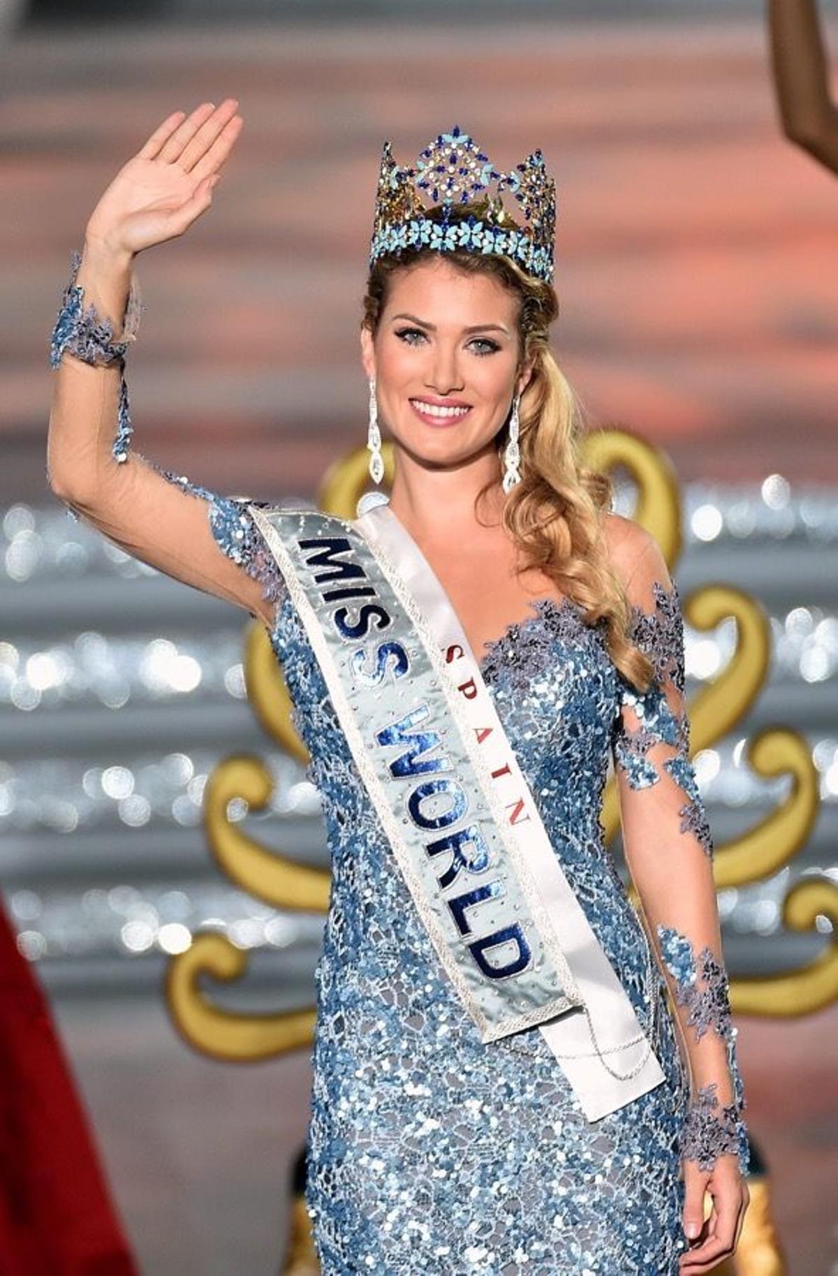 Mireia Lalaguna saludando con la corona de Miss World