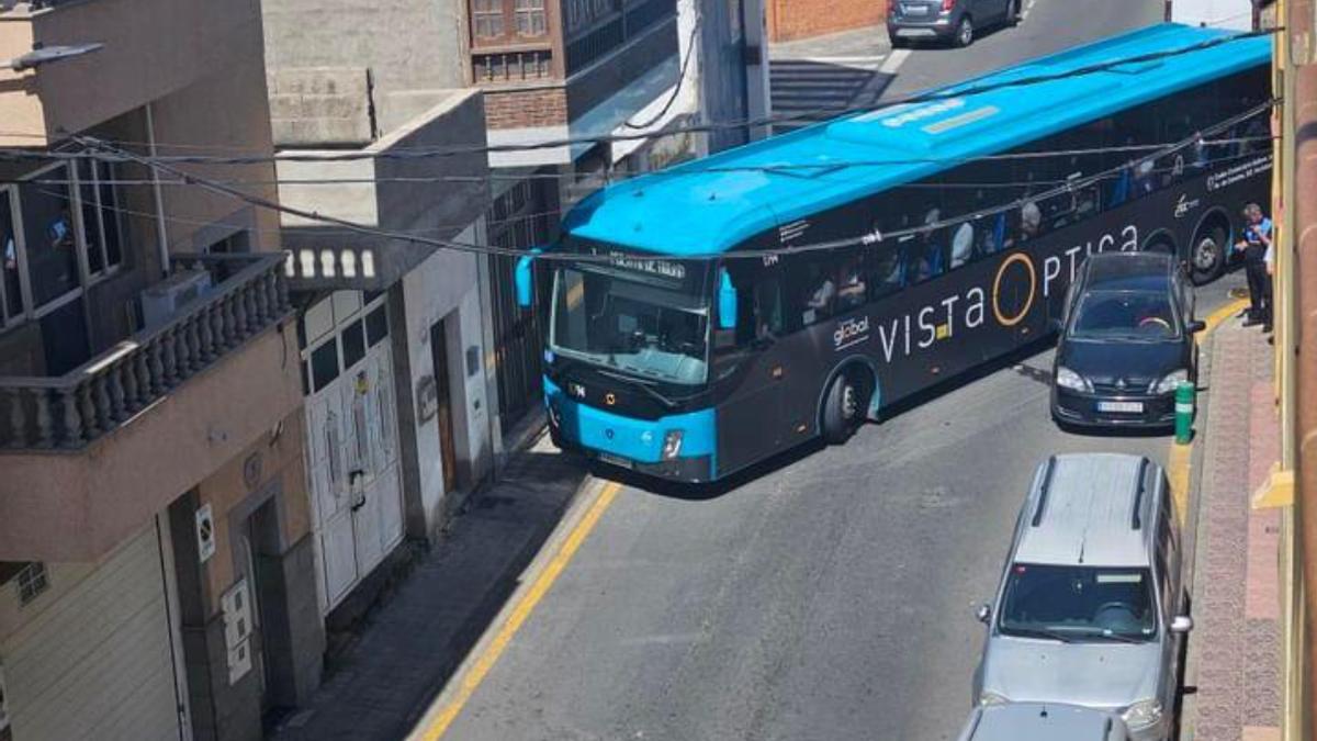 Momento en el que la guagua no podía pasar por culpa del coche