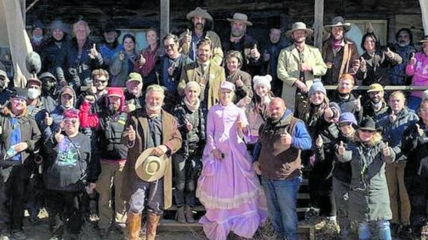 El equipo de rodaje de “Rust”, con Alec Baldwin en el centro, con sombrero en la mano, en una imagen colgada por la propia Halyna Hutchins en su cuenta de Instagram.  | // INSTAGRAM