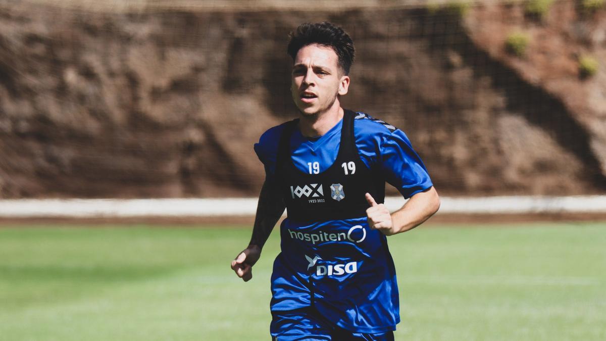 El futbolista del CD Tenerife Álvaro Romero durante un entrenamiento en El Mundialito