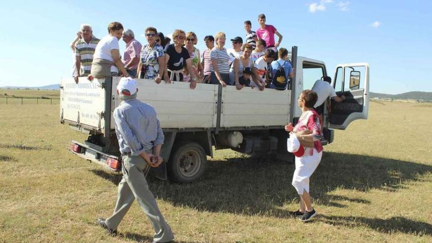 Participantes en la visita realizada a la finca de Ciudad Rodrigo donde se encuentra el ganado.