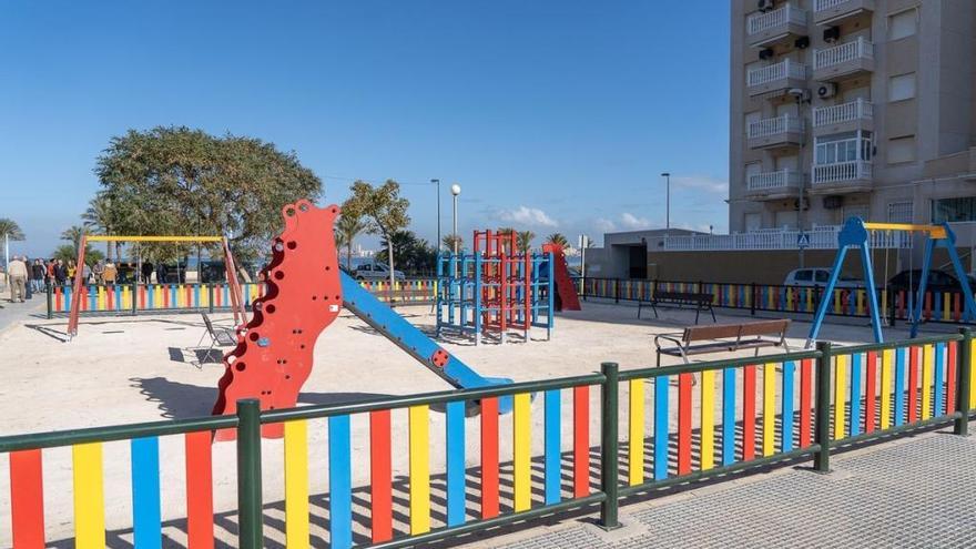 Mejoras en los parques infantiles de Playa Honda y Playa Paraíso.