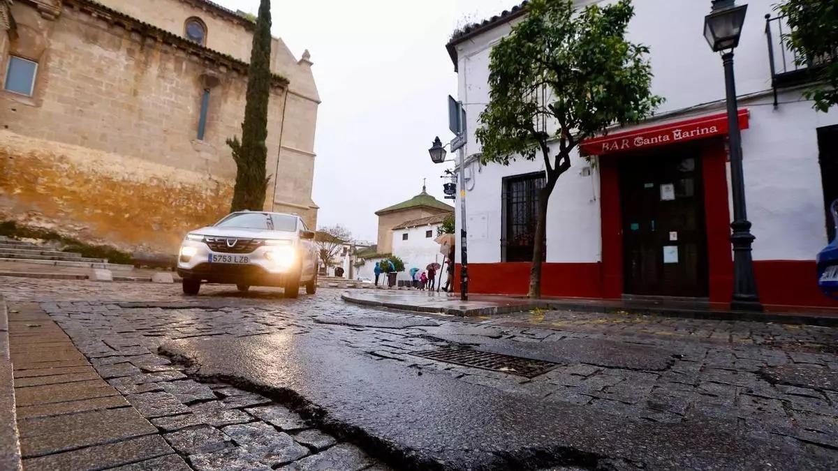 Imagen de la calle Mayor de Santa Marina, en pésimo estado tras las lluvias de marzo de 2025.