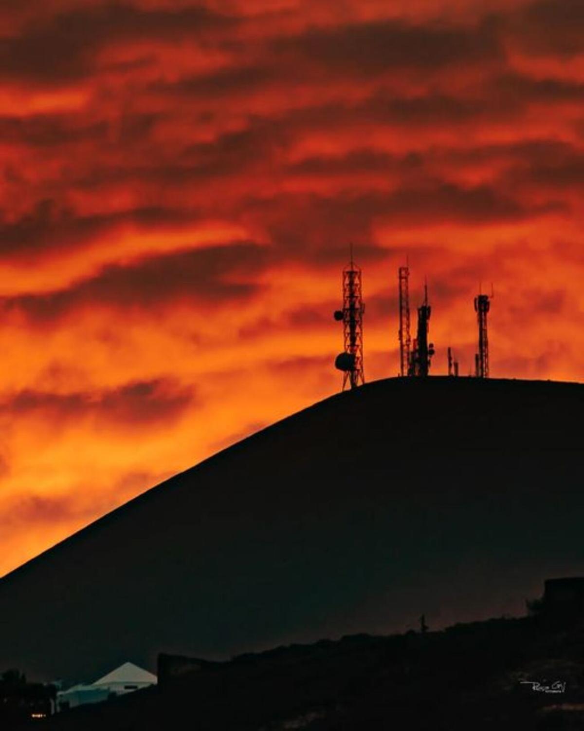 Atardecer en Yaiza con vista a las antenas de comunicación de la Atalaya de Femés.