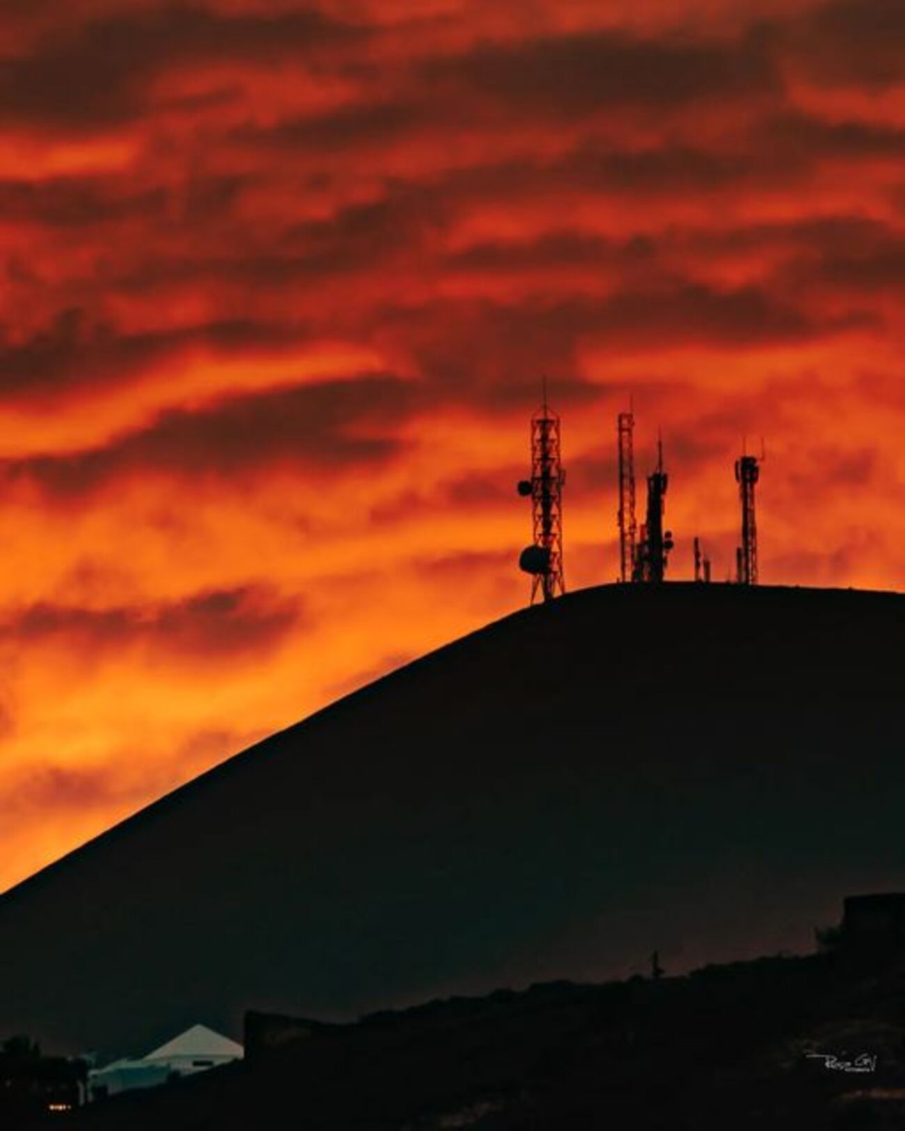 Atardecer rojo desde Yaiza con vista hacia las antenas de comunicación de la Atalaya de Femés. Rosa García.jpg