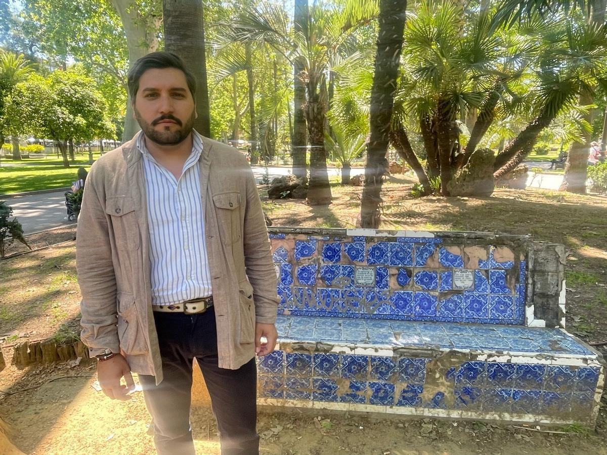 Miguel Castellano, coordinador de Vox en Córdoba capital, junto a los bancos.