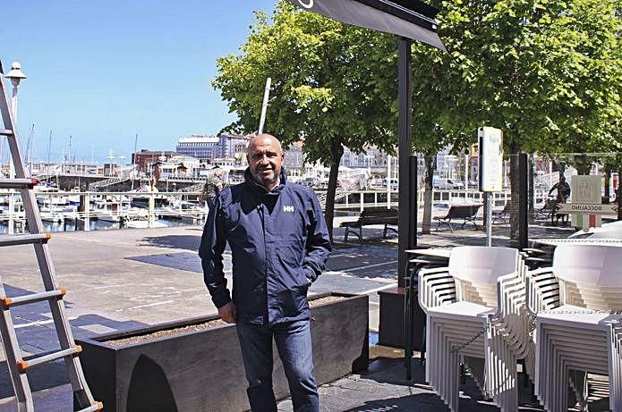 César Telenti en una nueva terraza del paseo.