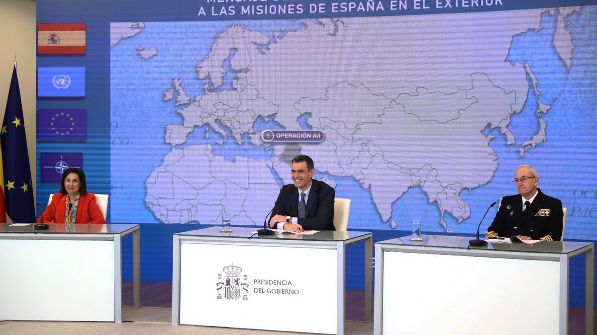 Pedro Sánchez mantiene la tradicional videoconferencia navideña con las unidades españolas en misiones humanitarias y de paz en el exterior.