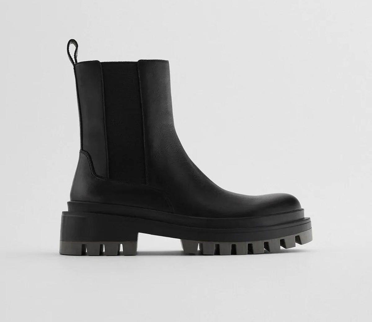 Botines negros de piel con elástico y suela track de Zara. (Precio: 69,95 euros)