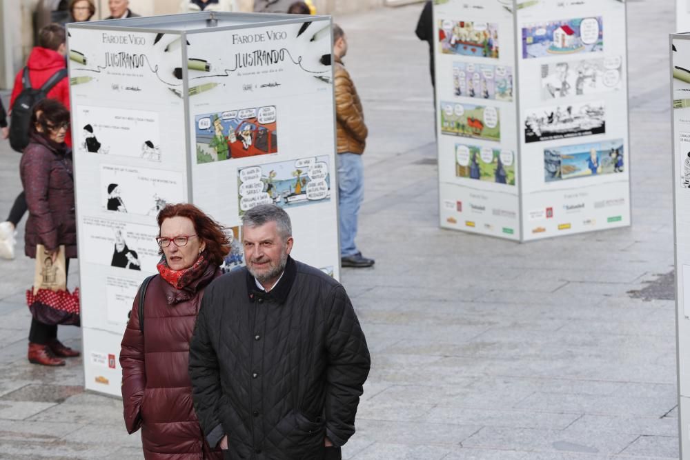 Viandantes disfrutan de la exposición