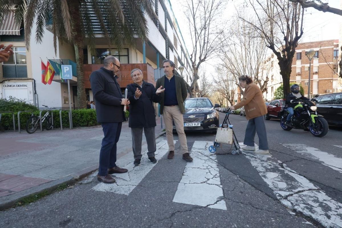 Bernardo Jordano, en uno de los pasos de peatones junto al centro cívico Norte.