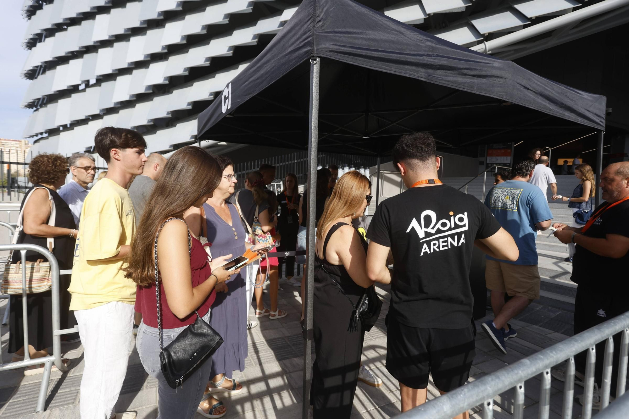 La afición del Valencia Basket visita el Roig Arena