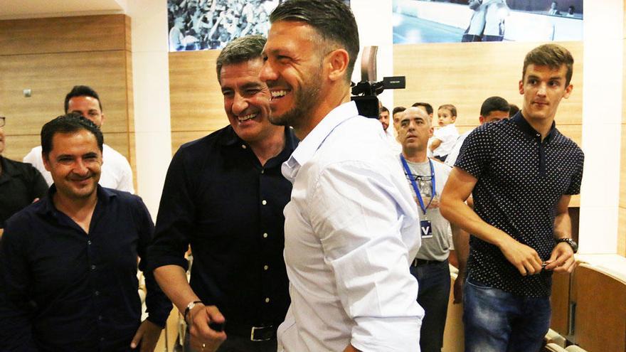 Martín Demichelis, junto a Míchel, durante la despedida del argentino en La Rosaleda.