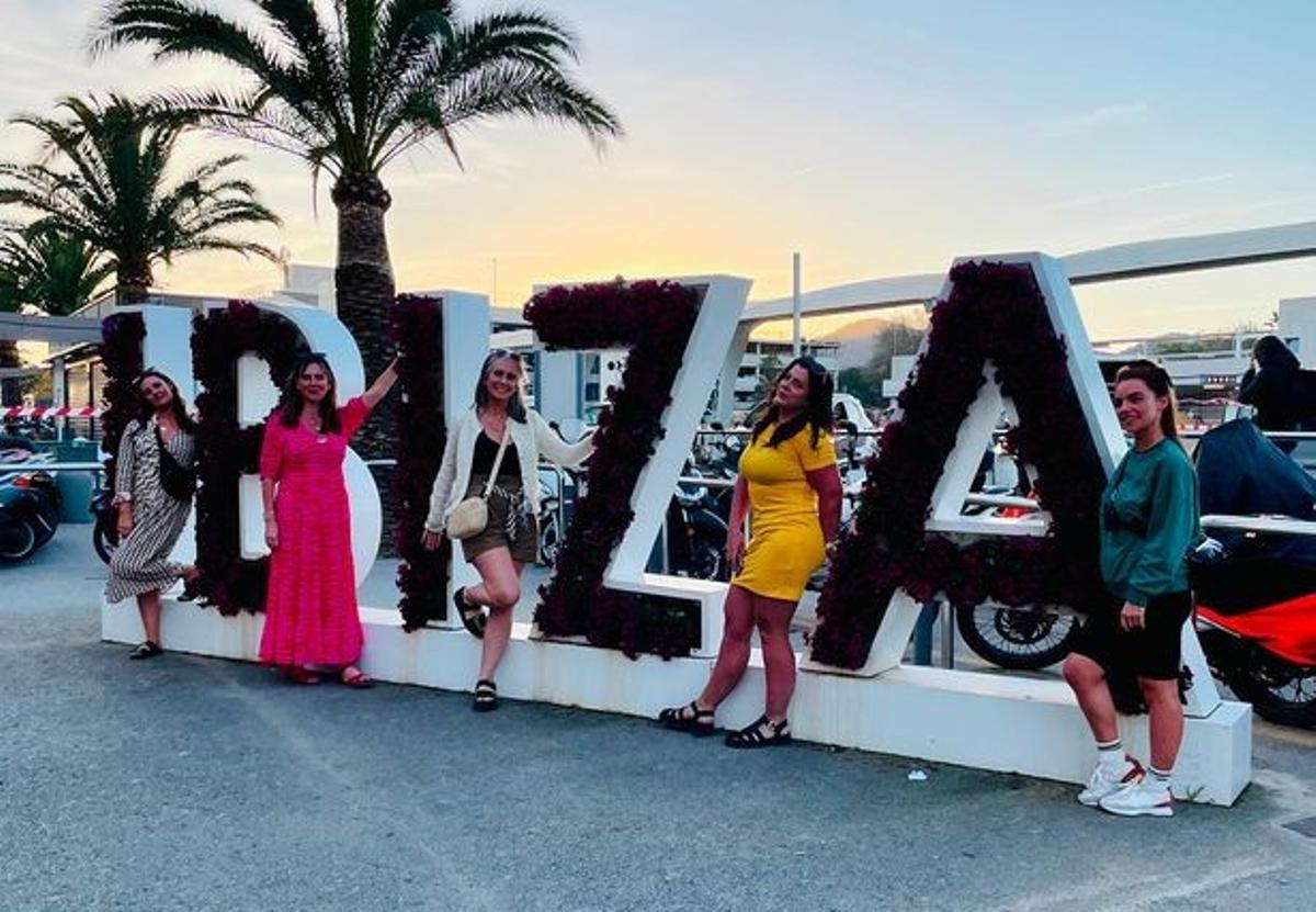 El grupo de madres en el aeropuerto de Ibiza en su llegada a la isla
