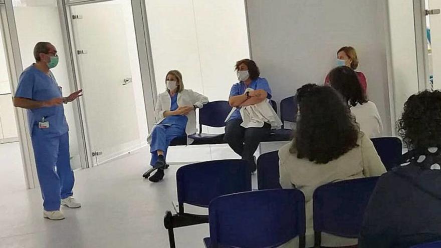Toma de muestras serológicas y voluntarias, ayer en el Hospital General de Alicante.