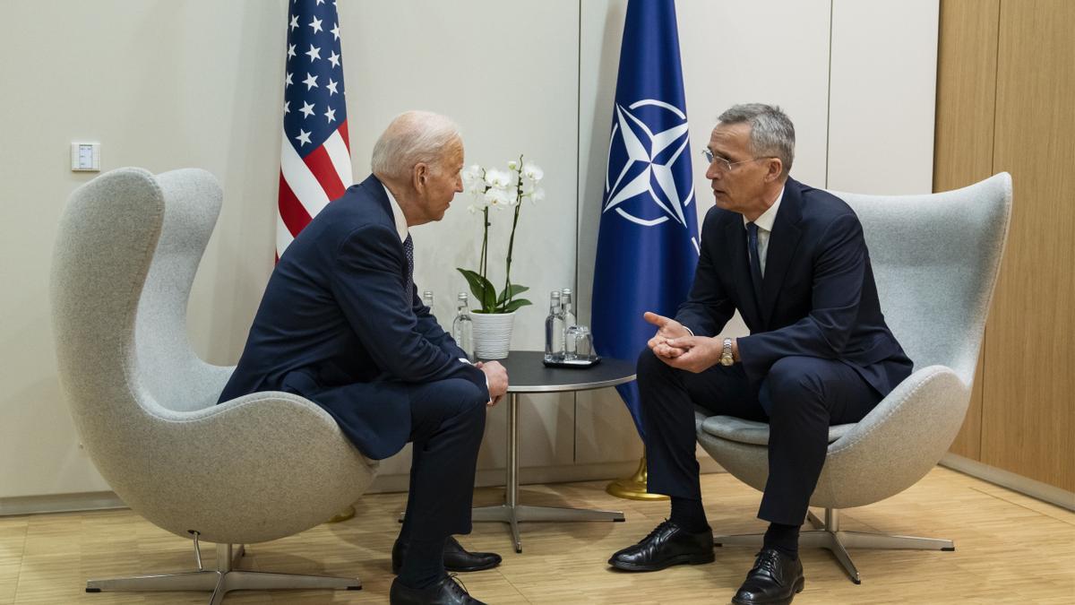 El secretario general de la OTAN , Jens Stoltenberg, y el presidente norteamericano, Joe Biden, hablan en Bruselas el pasado 24 de marzo FOTO ADAM SHCULTZ