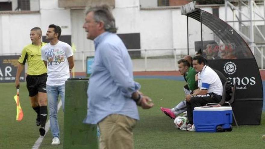 Adolfo Pulgar, en primer término, e Iván Ania, al fondo, siguen el juego desde la banda.