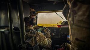 Miembros del grupo de Operaciones Especiales enviado por España a Irak se desplazan en las cercanías de Bagdad