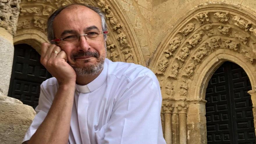 El sacerdote Jesús Campos, vinculado a la iglesia de Lourdes de Zamora hasta fin de año