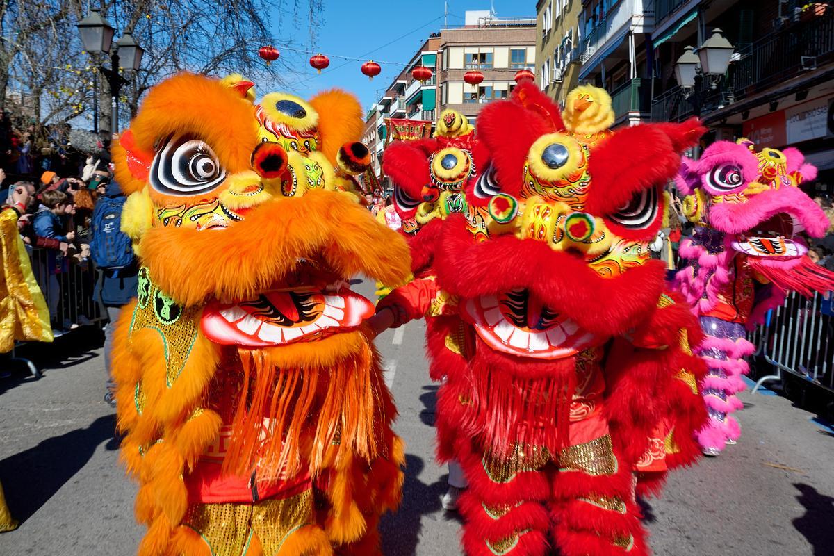 Más de mil artistas recorrerán el parque luciendo sus trajes tradicionales bailando danzas folclóricas y vibrantes coreografías