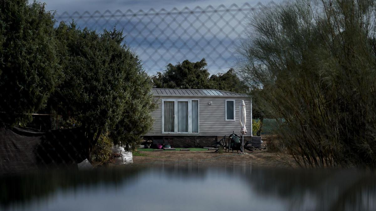 PROBLEMA VIVIENDA | Un pueblo de Ávila se harta de la ‘invasión’ de viviendas prefabricadas ilegales: «No sabemos cuántas hay y son un riesgo»
