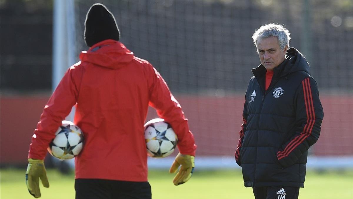 José Mourinho, durante el entrenamiento del United antes de viajar a Sevilla