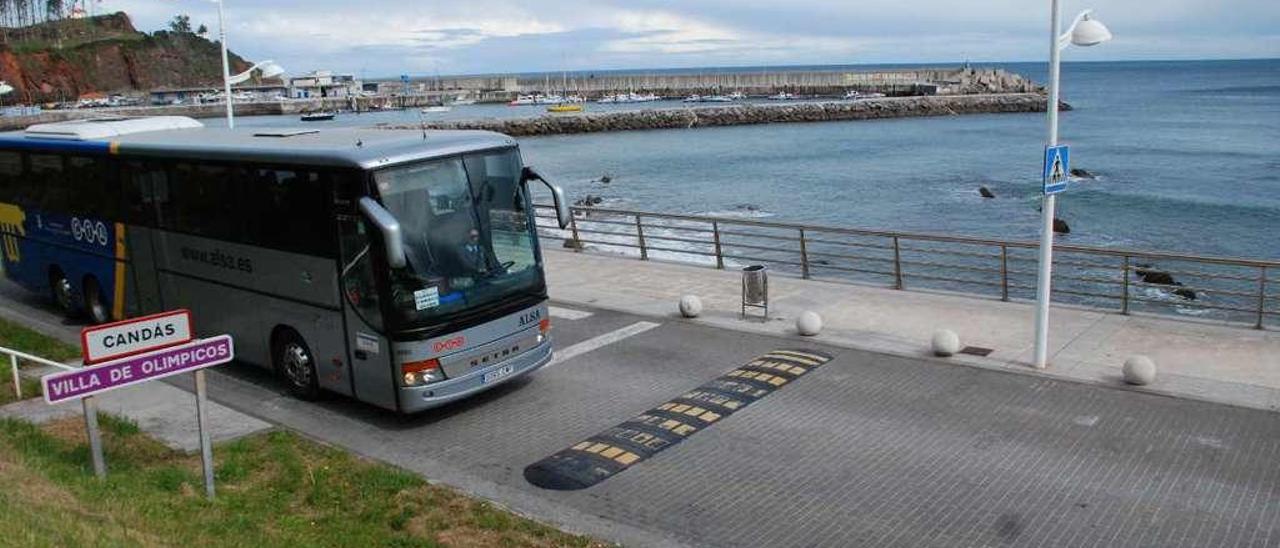 Un autobús de transporte público, saliendo de Candás.