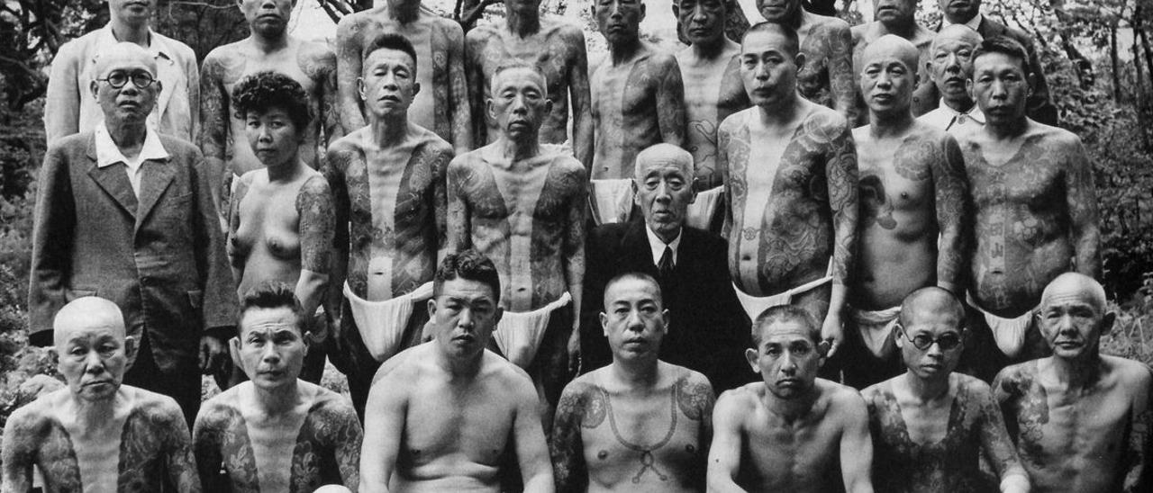 Club de personas tatuadas por Horiuno II, en Japón, a mediados del siglo XX.