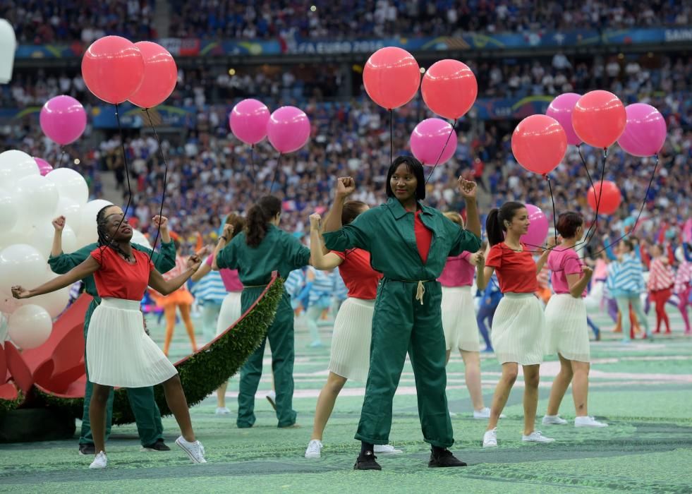 Imágenes de la ceremonia de apertura de la Eurocopa en Saint Denis, que ha contado con la música de David Guetta.