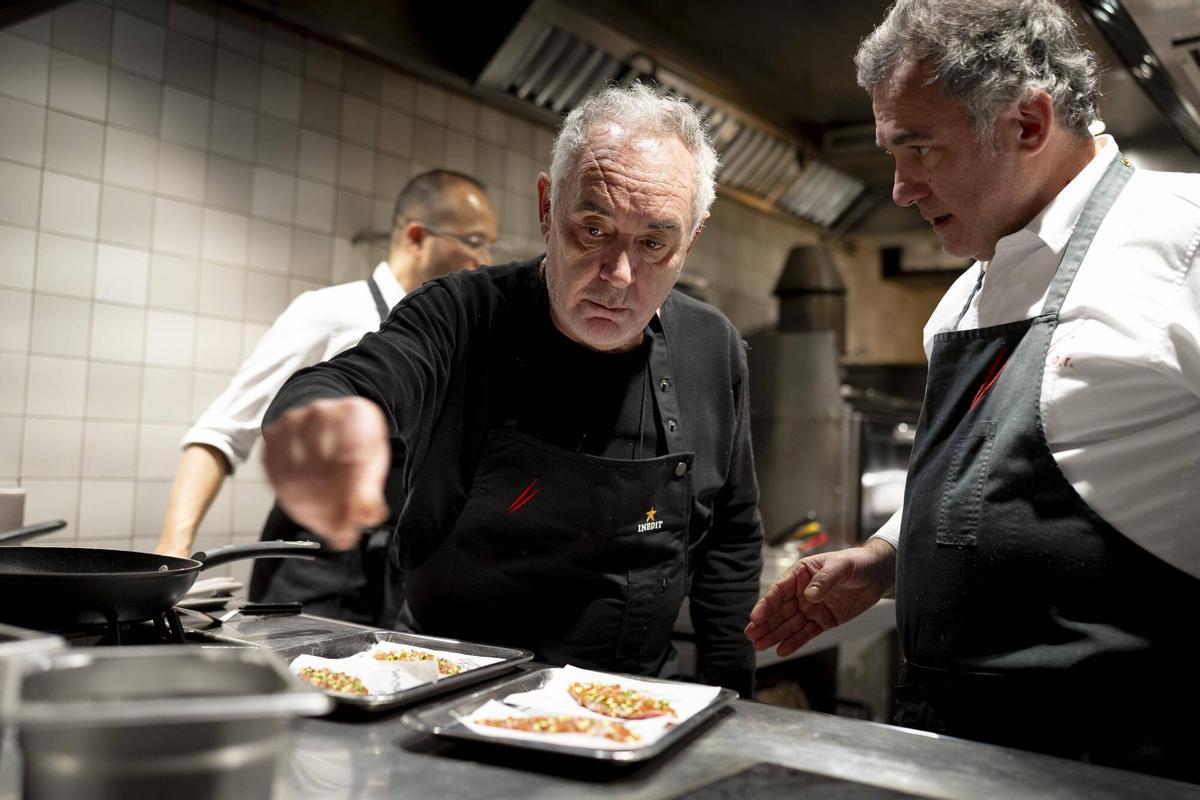 VÍDEO | Ferran Adrià torna a cuinar en ‘Gaudí, Adrià y el regreso del salmonete’, un minidocumental de Cata Mayor