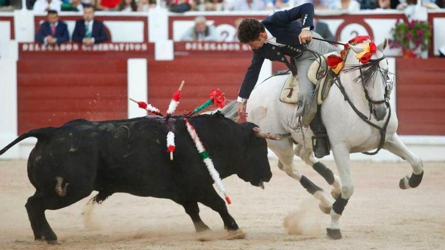 Leonardo Hernández, con &quot;Xarope&quot;, tocando la testuz del toro.