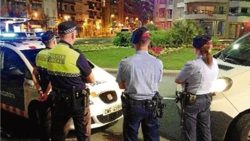 Una imatge d&#039;una patrulla nocturna entre la Policia Local i els Mossos d&#039;Esquadra al centre de Blanes.