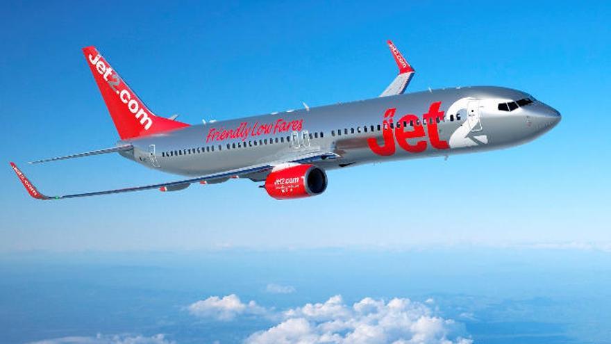 Por la izquierda, un avión de la compañía ganadora Jet2.com y el galardonado Carlos Fernández.