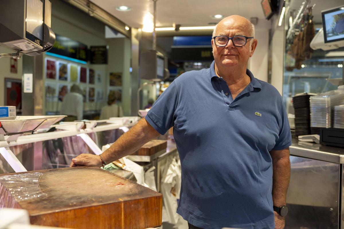 LOCAL. JESUS COMAS, PROPIETARIO DE LA CARNICERIA COMAS DEL MERCAT DE L'OLIVAR