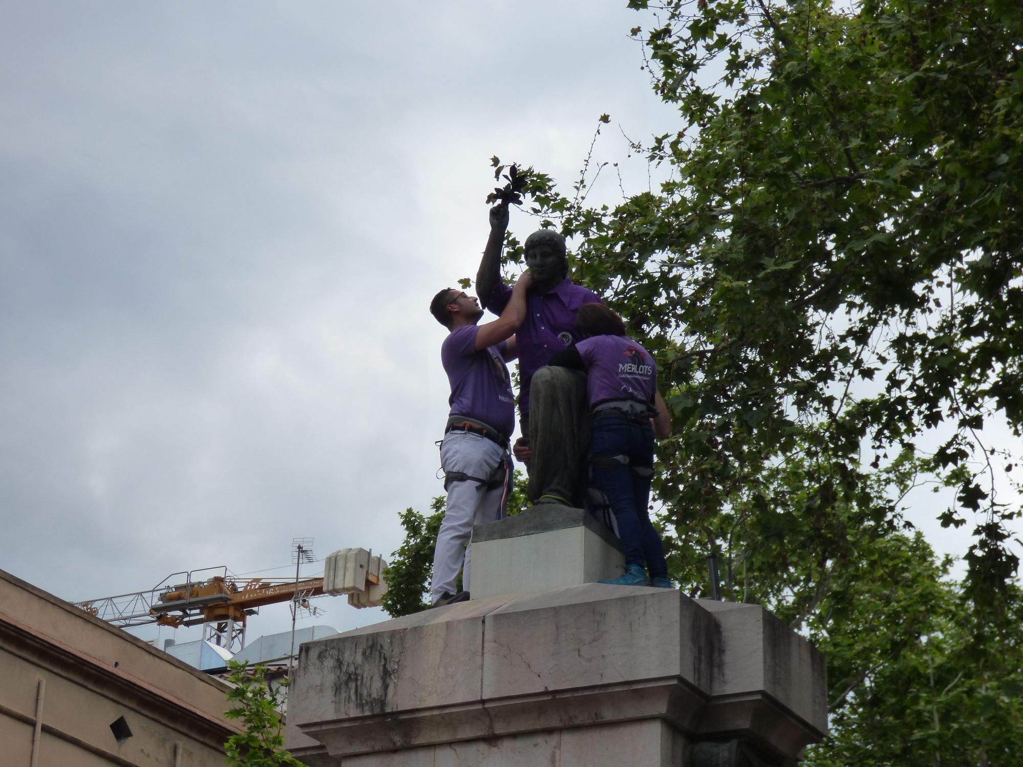 Els castellers de Figueres vesteixen la Monturiola