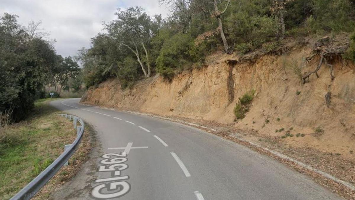 La carretera GI-562 al seu pas per Maçanet de la Selva.