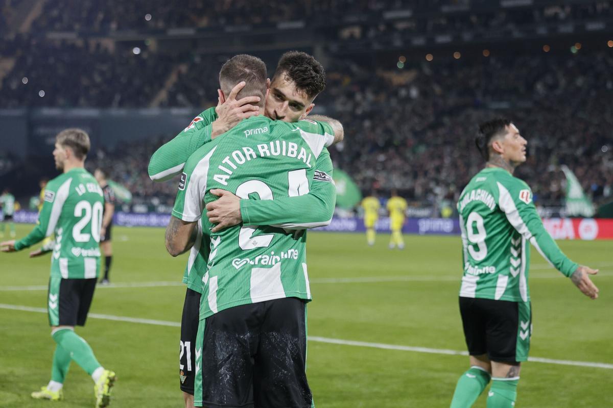 Aitor Ruibal celebra con Marc Roca su gol ante el Villarreal.
