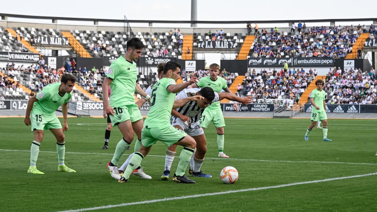 Varios jugadores vascos presionan a uno del Badajoz.