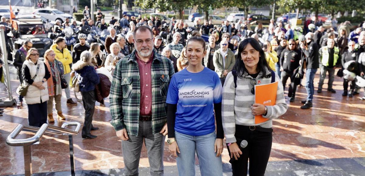 Por la izquierda, Carlos Javier Alonso, Mari Ángles Ruiz y Gemma Rodríguez, ayer en Oviedo durante la concentración. | IRMA COLLÍN
