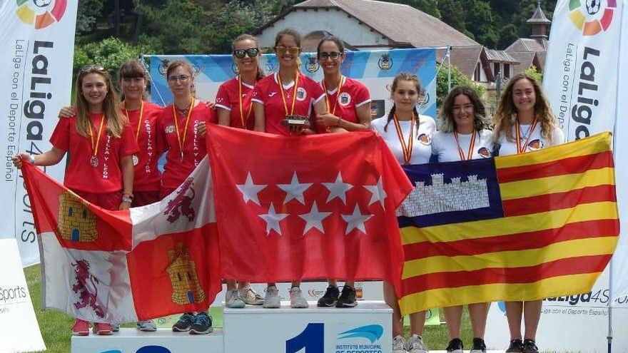 Henar, con el equipo de Castilla y León, en el podio.