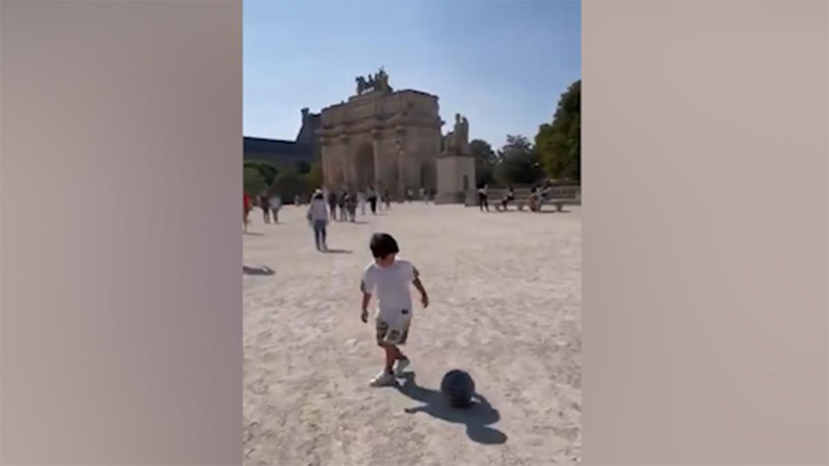 ¡Mateo Messi ya hace de las suyas por las calles de París! Así toca la pelota