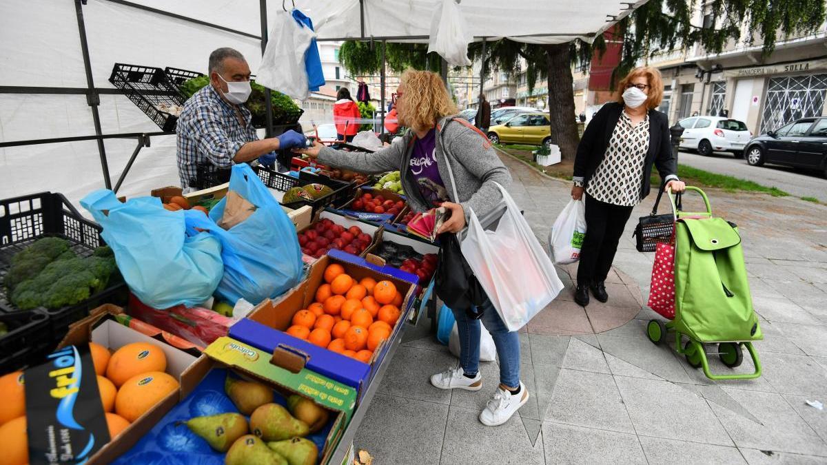 Regresan los mercadillos a las calles, como este de Marín. // G. Santos